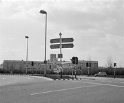 857440 Afbeelding van een wegwijzer op het Kardinaal Alfrinkplein te Utrecht, met op de achtergrond het Atheneum F. de ...